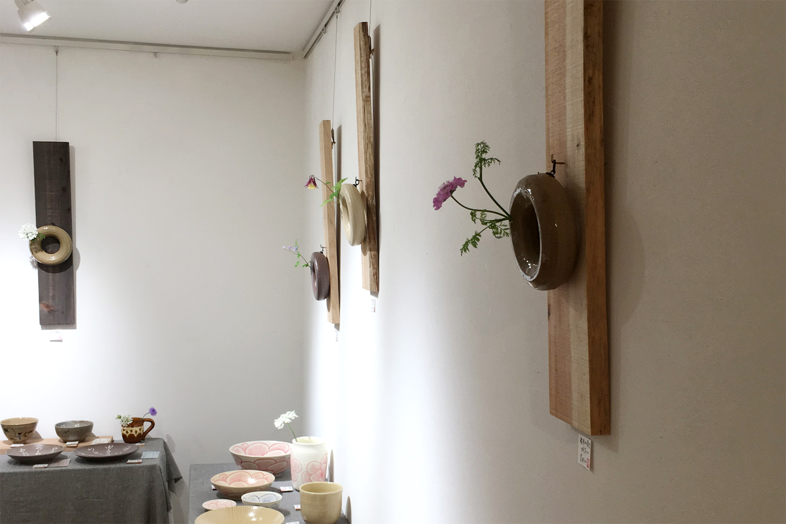 無塗装や樹種もいろいろな展示用の掛板に花入れを掛けて。2017年 福井梓 作陶展　八ヶ岳高原ロッジにて