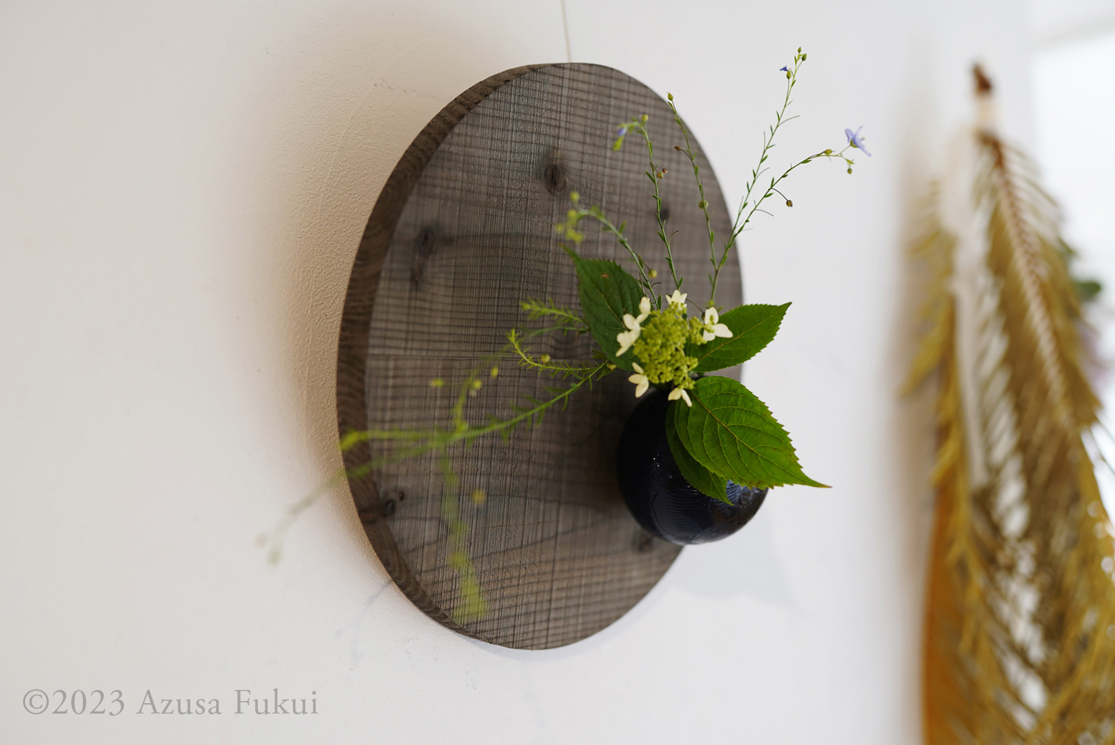 ［-kakeru-］ 丸掛型_藍釉線彫花入れ×杉、鉄媒染、掛板