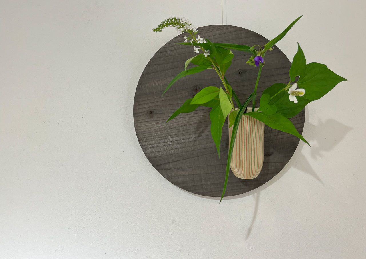 ［-kakeru-］ 丸掛型_春草文筒型×杉、鉄媒染、掛板