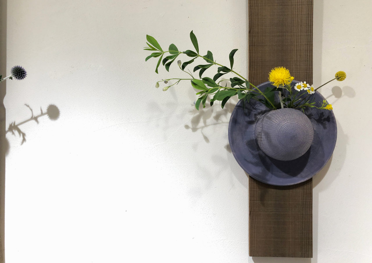 ［-kakeru-］ 縦掛型_紫釉帽子花入れ×杉、鉄媒染、掛板