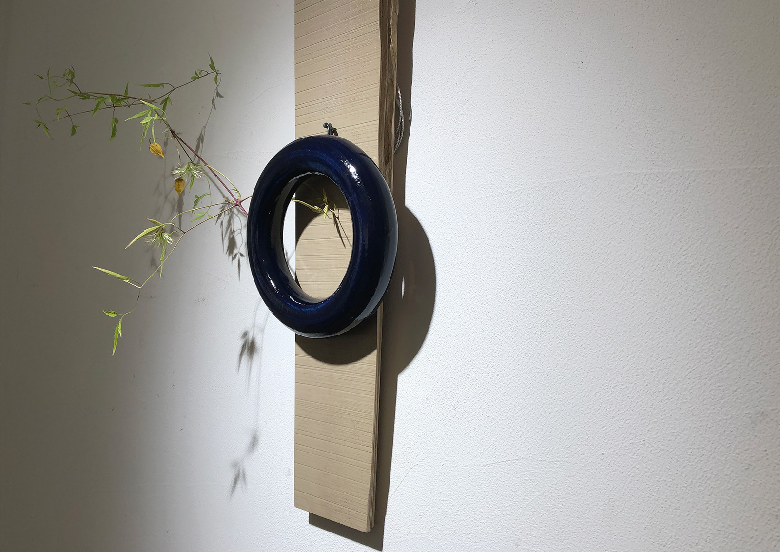 ［-kakeru-］ 縦掛型_藍釉環型花入れ×杉、白漆、掛板