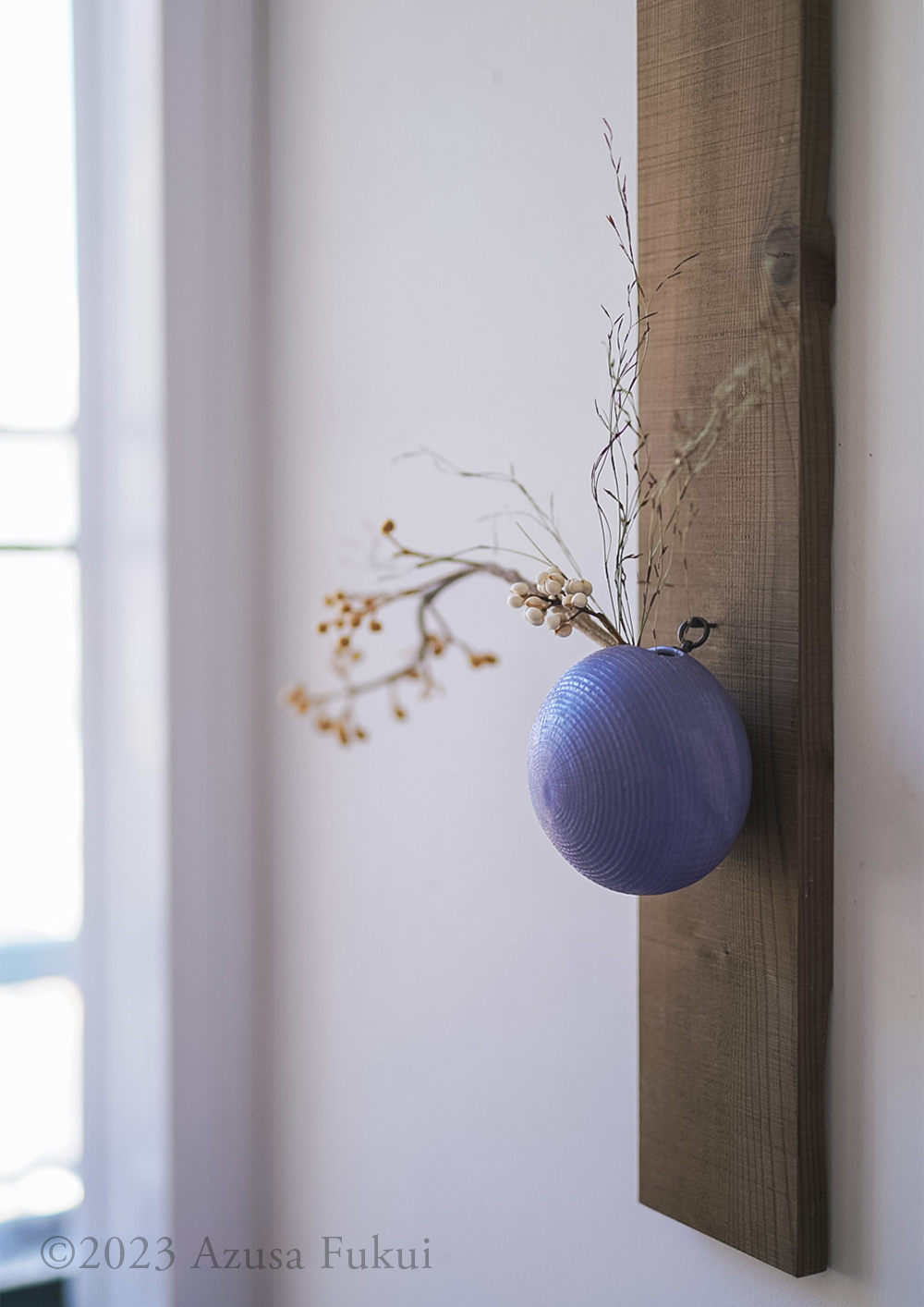 ［-kakeru-］ 縦掛型_紫釉線彫花入れ×杉、鉄媒染、掛板